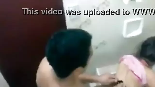 Üniversiteli kız tuvalette bir Türk'le hızlıca sikişiyor.