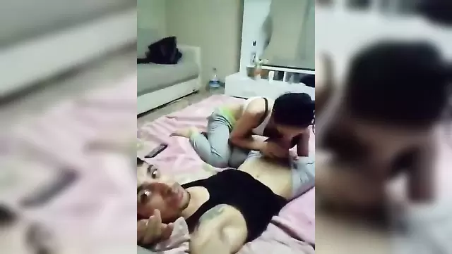 Türk güzeli, arkadaşını emmeye bayılıyor.