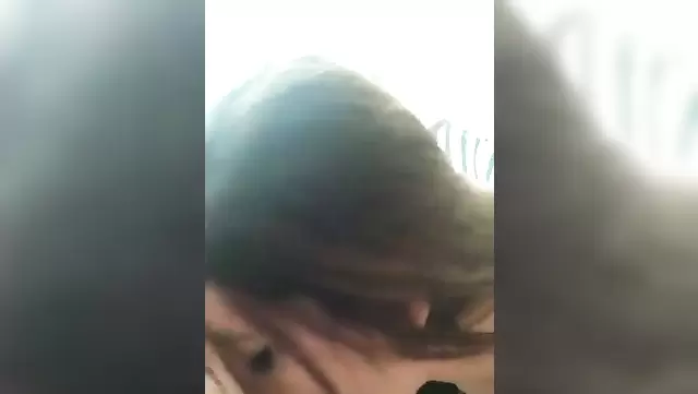Türk kız, ateşli kocasına şehvetli bir oral yapıyor.