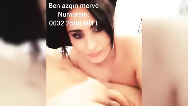 Esmer hatun, Türk genç kıza bol salyalı bir oral çekiyor.