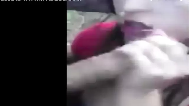 Türk üniversiteli kız açık havada ateşli bir oral çekiyor.