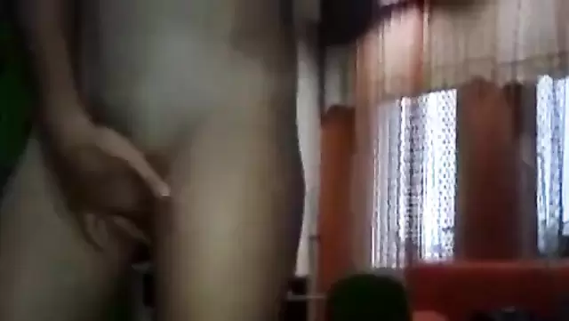 Azgın Türk kız, komşusunun aletine atlıyor.